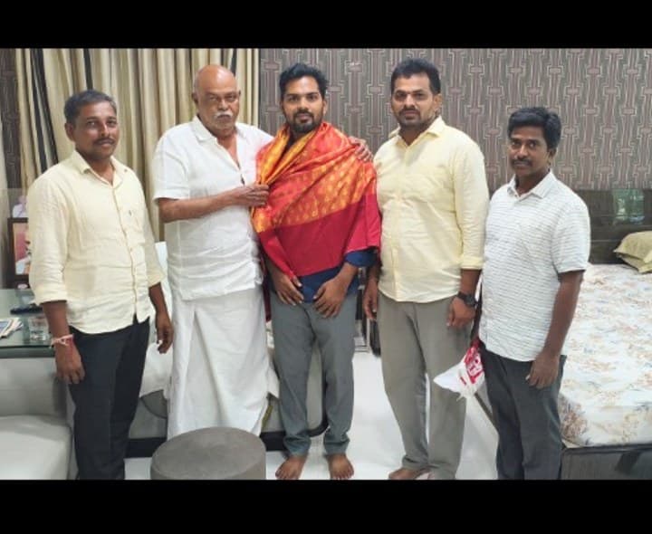 సమాజ నిర్మాతలు ఉపాధ్యాయులే - Udayam