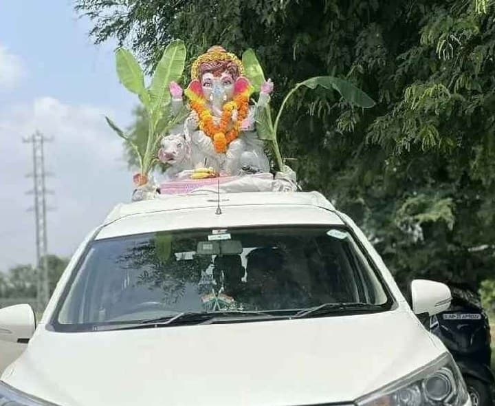గజపతినగరంలో విన్నూత్నంగా కారుపై గణపతి పూజ - Udayam