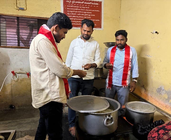 వసతి గృహాన్ని తనిఖీ చేసిన విద్యార్థి సంఘం నాయకులు - Udayam