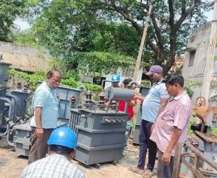 దెబ్బతిన్న ట్రాన్స్ ఫార్మర్లను బాగు చేసిన విద్యుత్ సిబ్బంది - Udayam