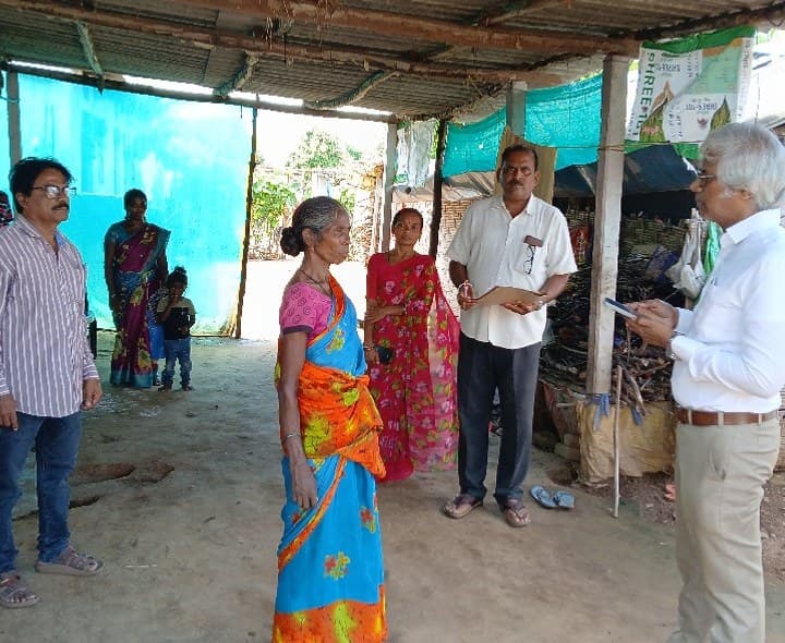 పెన్షన్ దరఖాస్తులను పరిశీలించిన ఎంపీడీవో - Udayam