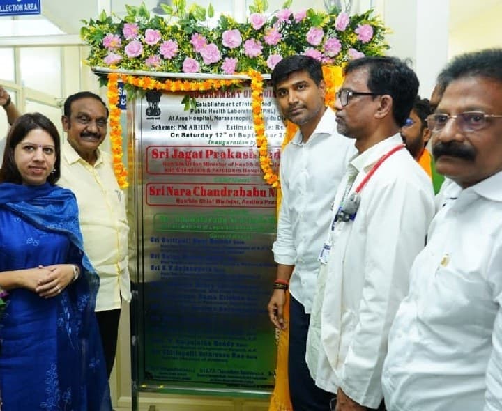 ల్యాబొరేటరీని ప్రారంభించిన సీఎం - Udayam