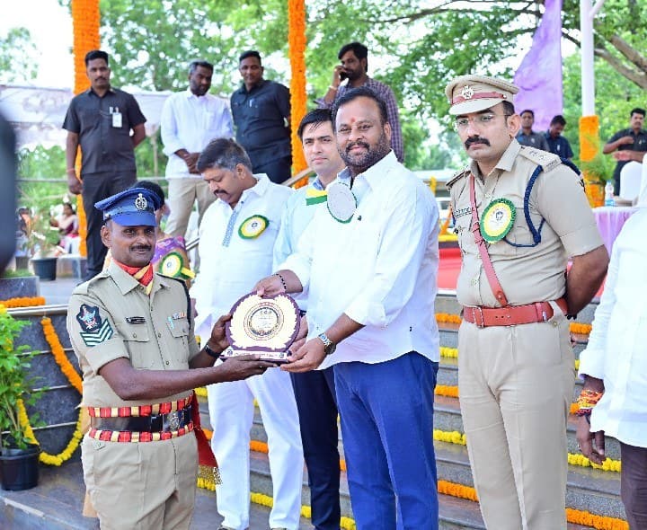 142 మంది కానిస్టేబుళ్ల పాసింగ్ అవుట్ పరేడ్ - Udayam