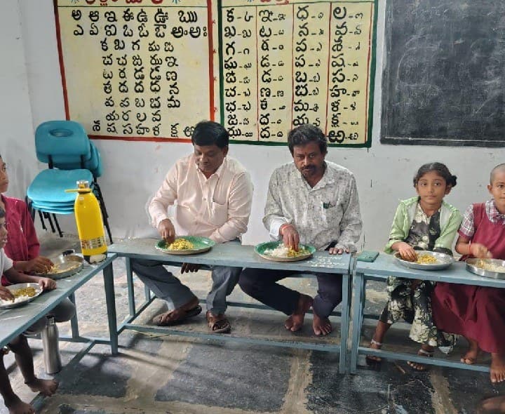 ప్రాథమిక పాఠశాలలో మధ్యాహ్న భోజనం పరిశీలన - Udayam