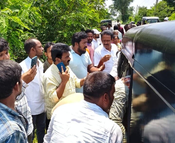 ప్రమాద బాధితులకు అండగా ఎమ్మెల్యే - Udayam