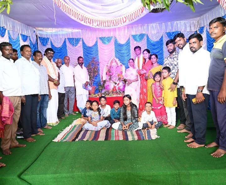 కలెక్టర్ ఆఫీస్ లో వినాయకునికి పూజలు చేసిన అదనపు కలెక్టర్ - Udayam