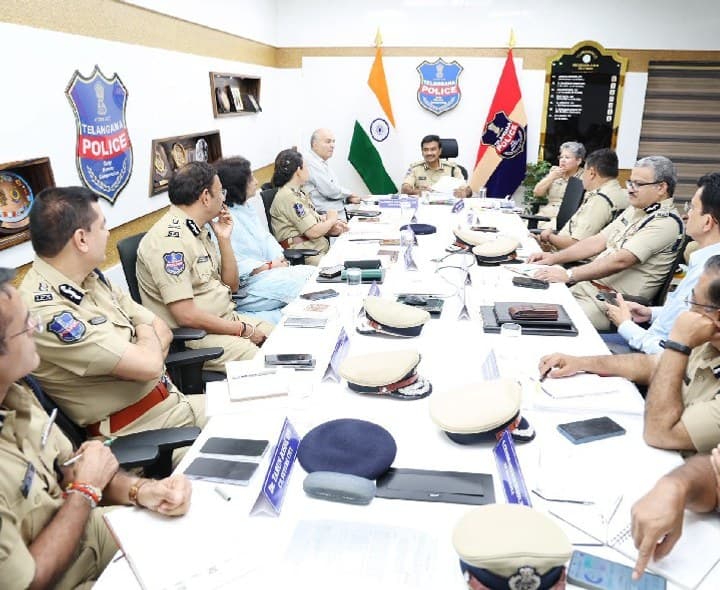 పోలీస్ వనరుల వినియోగంపై సమీక్ష - Udayam