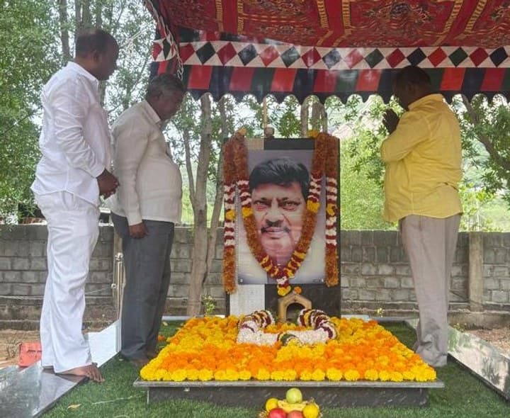 మాజీ ఎంపీ 7వ వర్ధంతి సందర్భంగా నివాళులు - Udayam