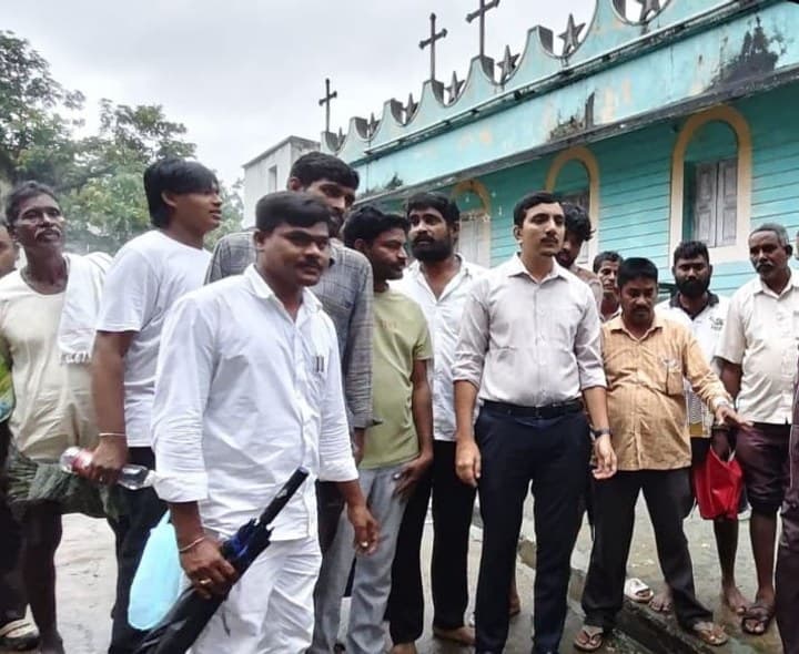 ఎస్సీ కాలనీని పరిశీలించిన సబ్ కలెక్టర్ - Udayam