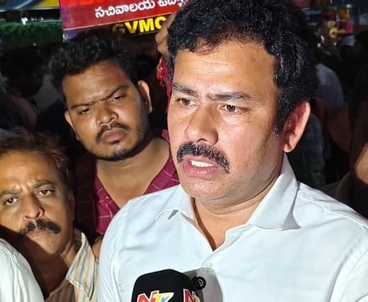 సచివాలయ ఉద్యోగుల డిమాండ్లకు వైఎస్సార్సీపీ మద్దతు - Udayam