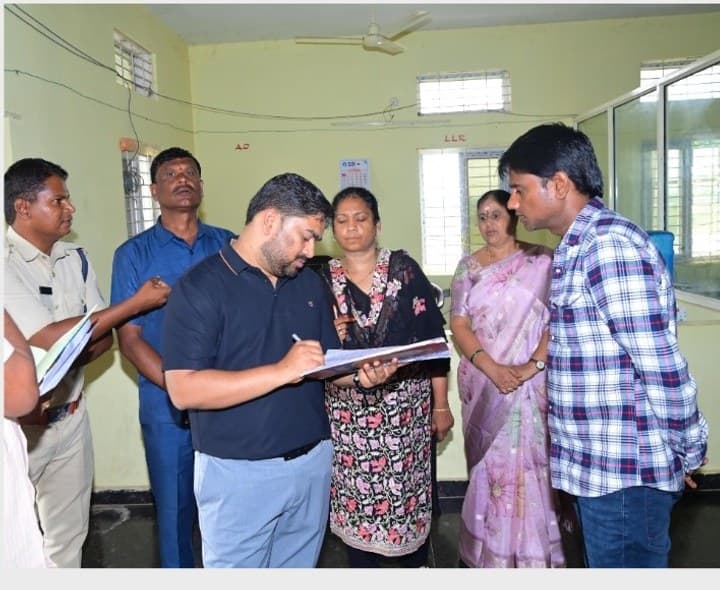 రవాణా శాఖ కార్యాలయం ఆకస్మిక తనిఖీ - Udayam