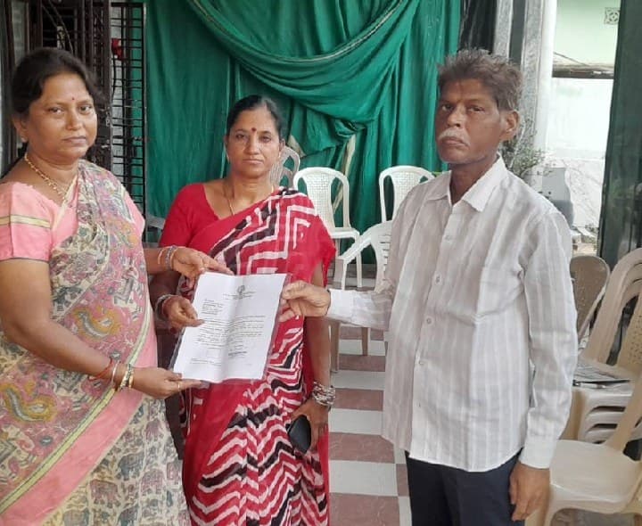 క్యాన్సర్ బాధితుడికి CMRF చెక్కు పంపిణీ - Udayam