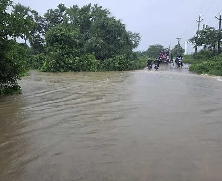 గొల్లప్రోలు, తాటిపర్తి రహదారిపై భారీగా చేరిన వరద నీరు - Udayam