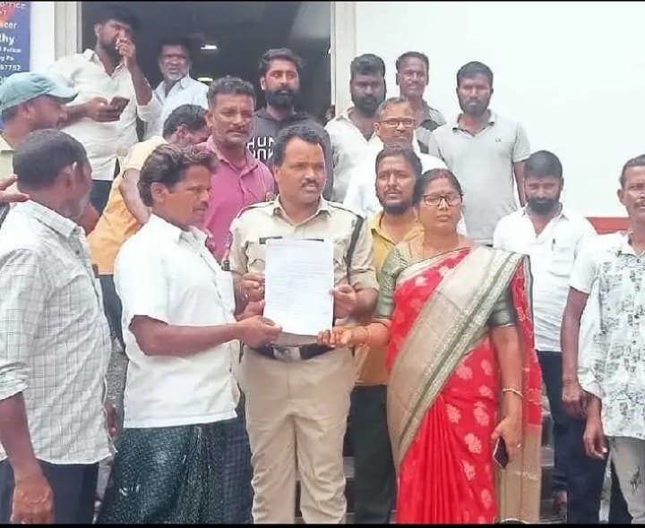సర్పంచ్ పై చర్యలు తీసుకోవాలని ఫిర్యాదు - Udayam