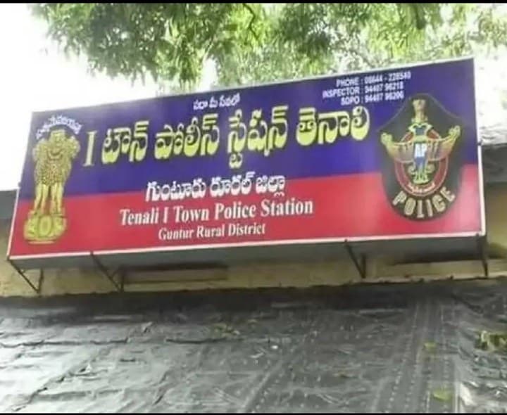 నడుచుకుంటూ వెళ్తున్న యువతితో అసభ్య ప్రవర్తన - Udayam