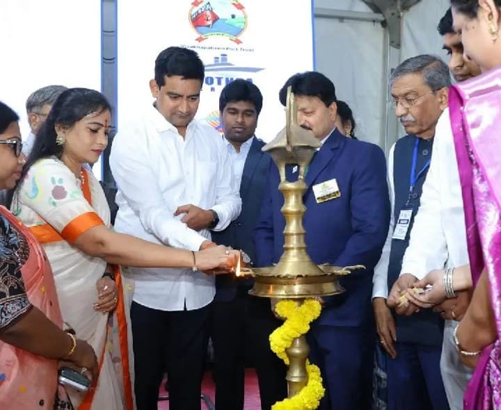 బిజినెస్ ఎక్స్పోను సందర్శించిన హోం మంత్రి అనిత - Udayam