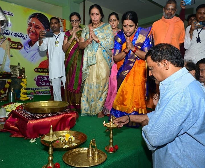 ఘనంగా మాతా అమృతానందమయి జన్మదిన వేడుకలు - Udayam