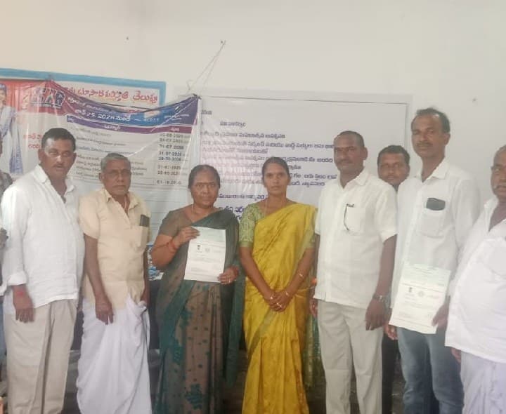 న్యావనందిలో సీఎంఆర్ఎఫ్ చెక్కుల పంపిణీ - Udayam