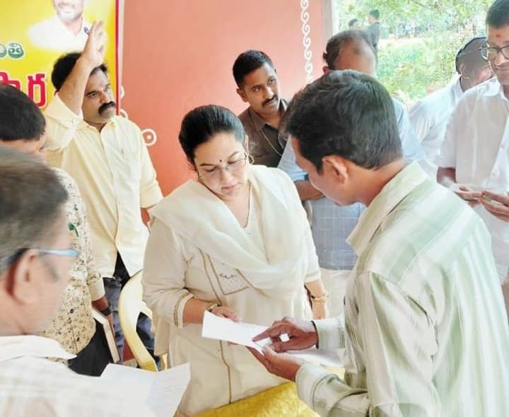 ప్రజా సమస్యలను పరిష్కరించడమే లక్ష్యం - Udayam