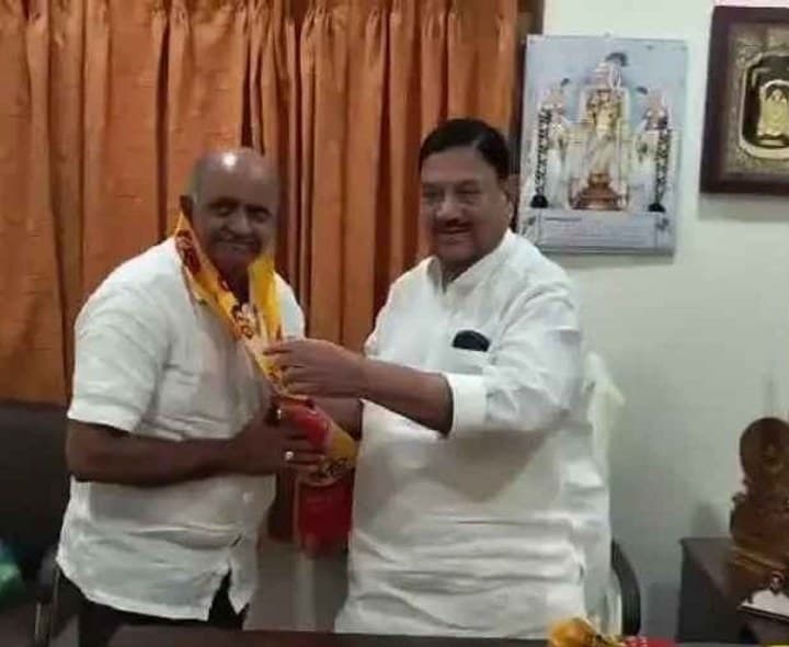 వైసీపీ ని వీడి టీడీపీ లో చేరిన ZPTC - Udayam