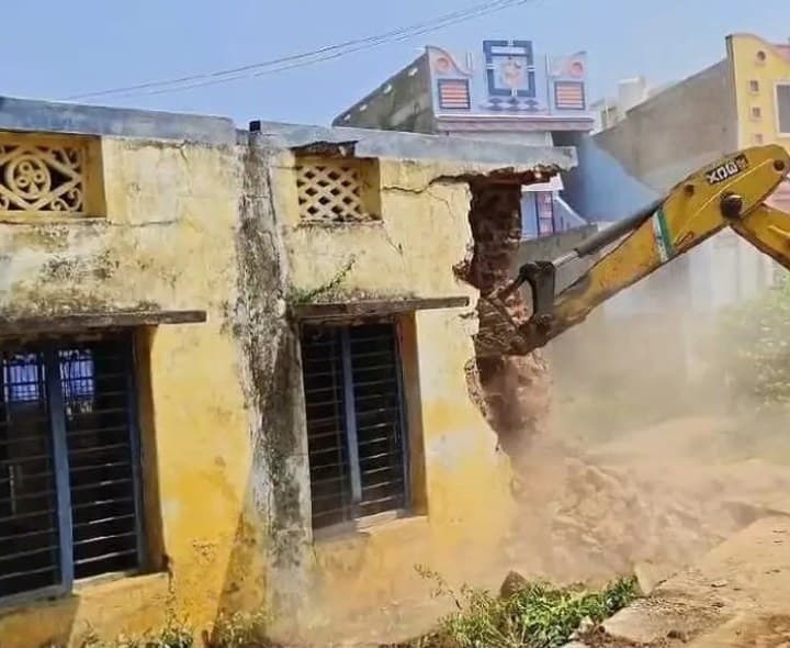 గవరంపేటలో శిథిల పాఠశాల తొలగింపు - Udayam