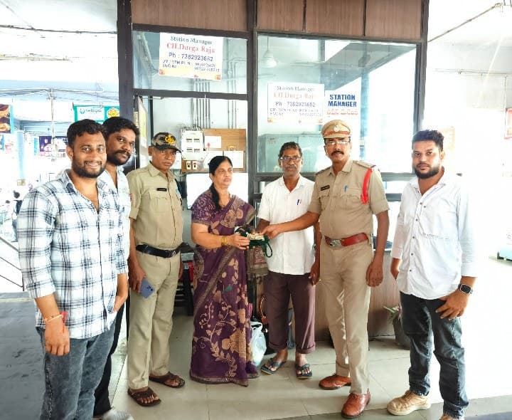 పోగొట్టుకున్న పర్సు అందజేత - Udayam