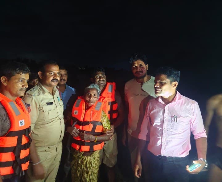 నాగావళి నదిలో చిక్కుకున్న మహిళ రక్షించిన ఫైర్ సిబ్బంది - Udayam