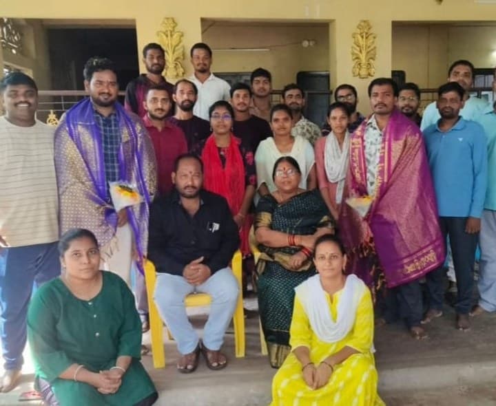 ఉద్యోగాలు సాధించిన యువకులకు సన్మానం - Udayam