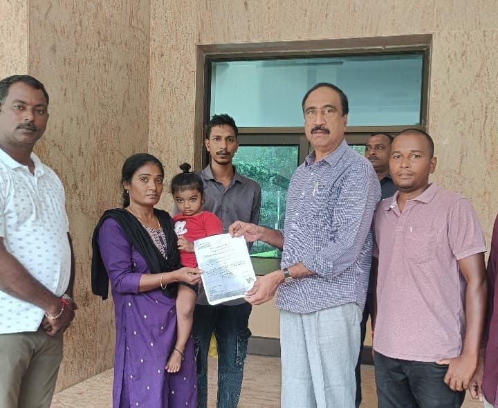 మున్సిపల్ డ్రైవర్కు రూ.3 లక్షల సీఎంఆర్ఎఫ్ ఎల్ఓసీ - Udayam