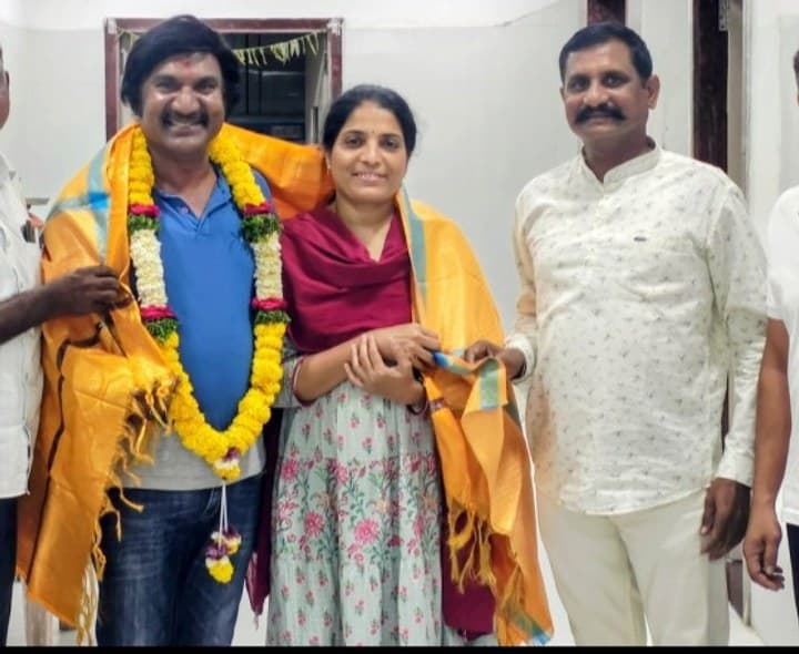 డాక్టర్ వేణుగోపాలకృష్ణను అభినందించిన పోలీసులు - Udayam