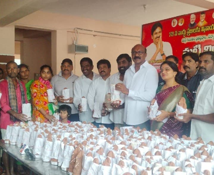 ఎమ్మెల్యే చేతులమీదుగా 1500 మట్టి వినాయకుని విగ్రహాలు పంపిణీ - Udayam