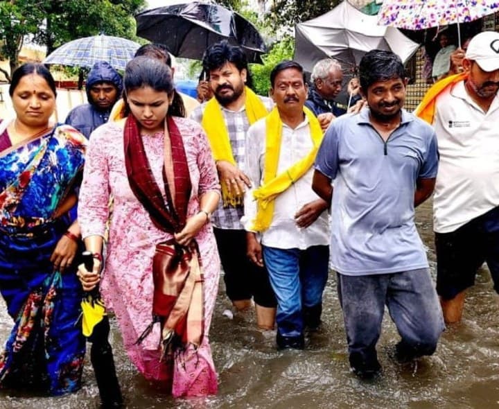 లోతట్టు ప్రాంతాలను పరిశీలించిన ఆర్డీవో - Udayam