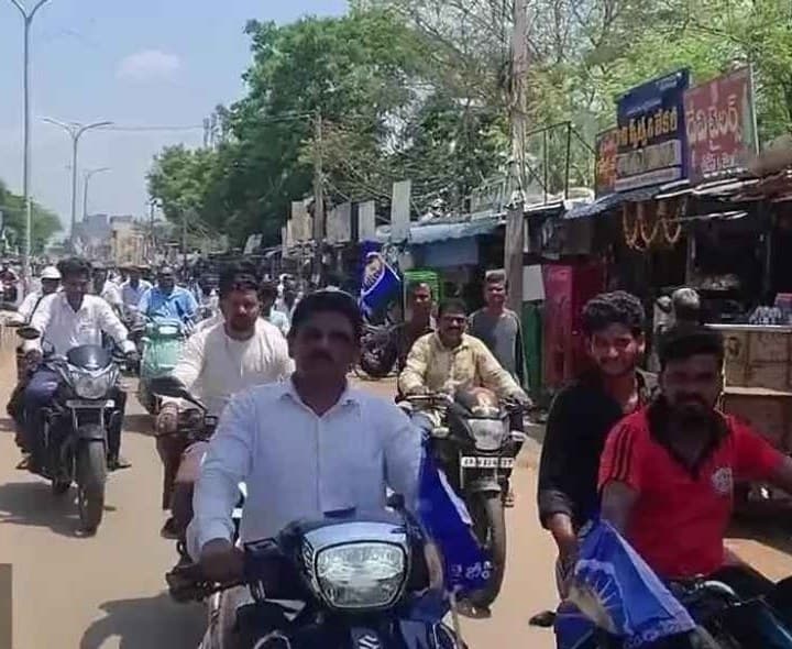 అంబేడ్కర్ పై వ్యాఖ్యలకు నిరసనగా బైక్ ర్యాలీ - Udayam