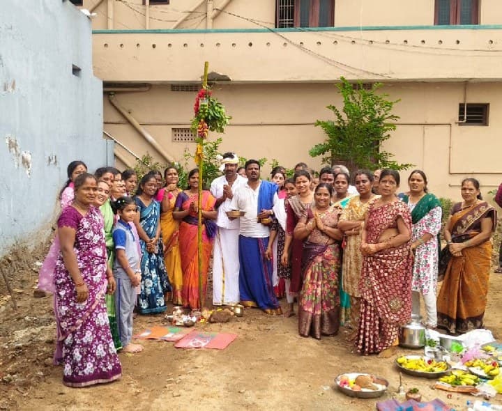 తగరపువలస ఆదర్శ్ నగర్లో వైభవంగా దేవీ నవరాత్రుల ‘రాట’ ఉత్సవం - Udayam