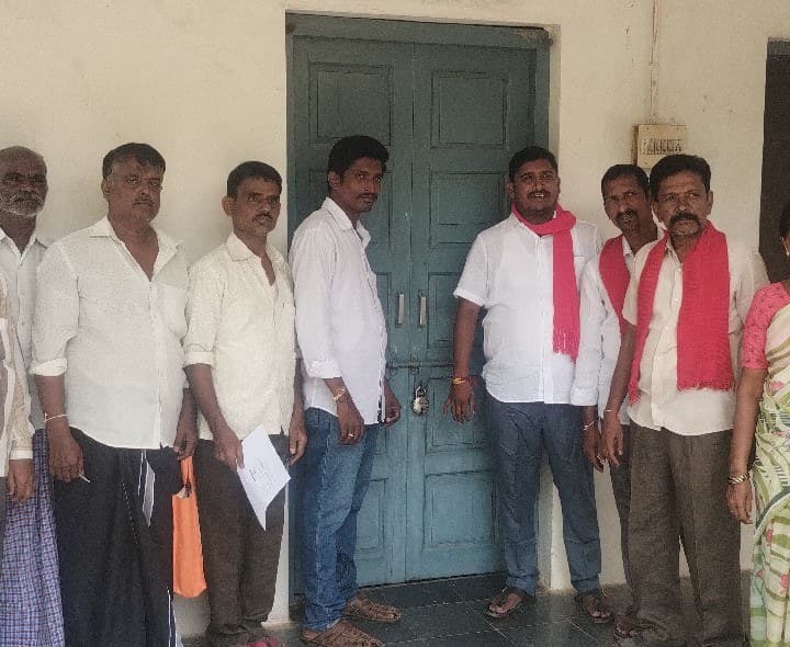 హ్యాండ్లూమ్ అధికారులను సస్పెండ్ చేయాలి - Udayam