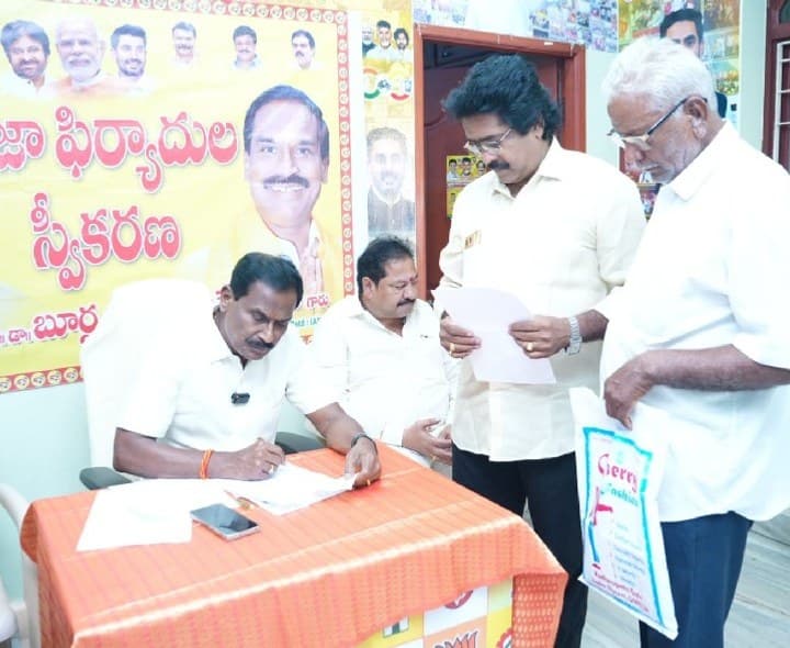 పత్తిపాడులో వినతులు స్వీకరించిన ఎమ్మెల్యే - Udayam