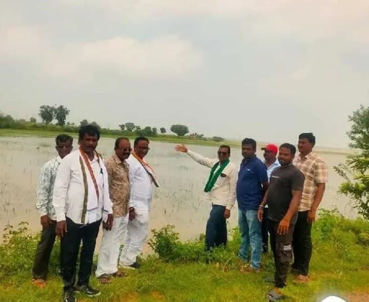 పంట ముంపు ప్రాంతాలను పరిశీలించిన కాంగ్రెస్ నేతలు - Udayam