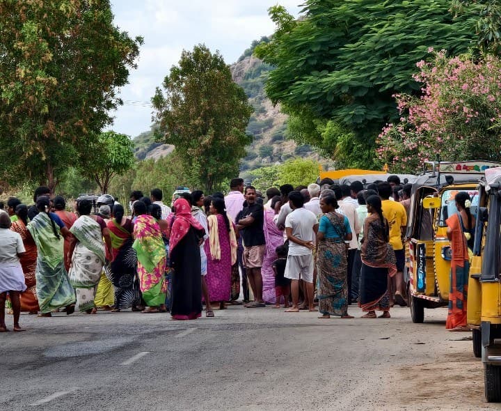 ఆటోలను అడ్డుకున్న మహిళా కూలీలు - Udayam