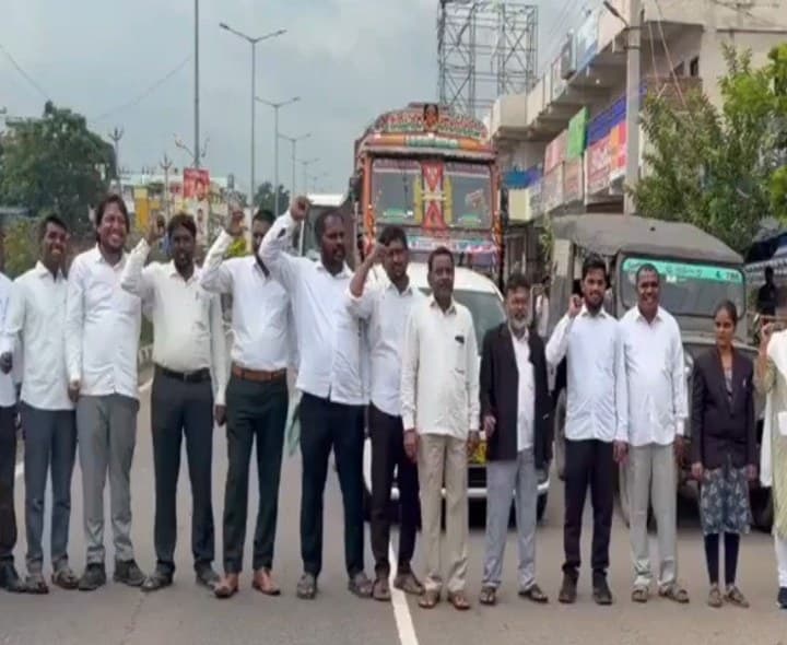 జాతీయ రహదారిపై లాయర్ల నిరసన - Udayam