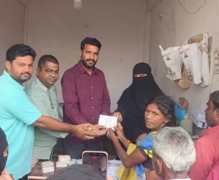 ఆర్మూర్లో స్మార్ట్ రేషన్ కార్డుల పంపిణీ - Udayam