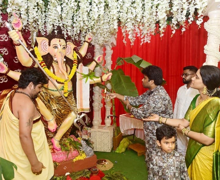 వినాయక మండపం వద్ద కుటుంబ సమేతంగా పూజలు నిర్వహించిన జిల్లా కలెక్టర్ - Udayam