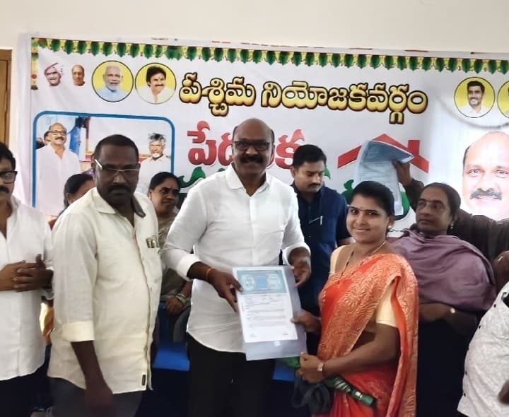 60వ వార్డు లబ్ధిదారులకు ఆస్తి పత్రాలు అందజేసిన ఎమ్మల్యే - Udayam