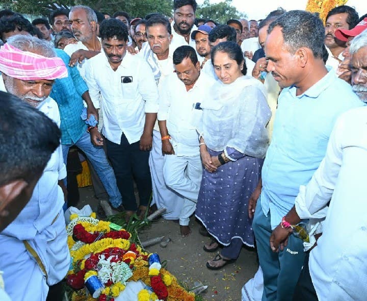 టీడీపీ నాయకుడికి మంత్రి సవిత నివాళి - Udayam