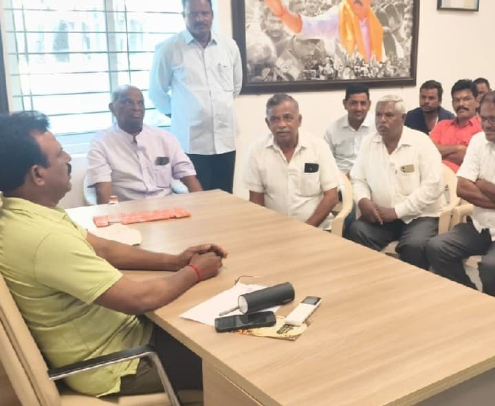 కార్యాలయంలో ప్రజల సమస్యలు తెలుసుకుంటున్న జిఎంఆర్ - Udayam