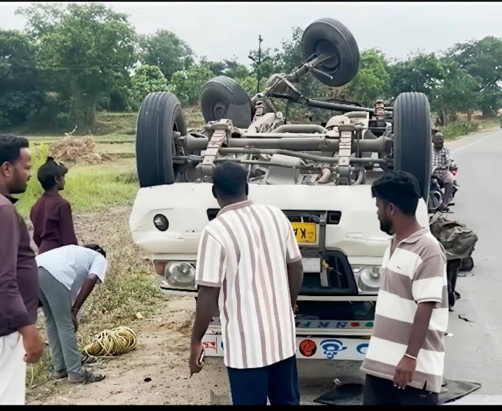 కోడూరు వద్ద ఘోర రోడ్డు ప్రమాదం.. రెండు వాహనాలు ఢీ - Udayam
