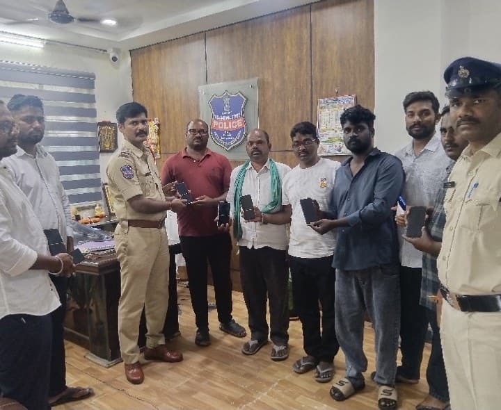 బాధితులకు 8 మొబైల్ ఫోన్లు అప్పగింత - Udayam