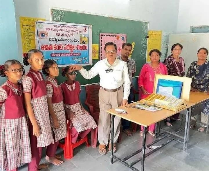 కస్తూర్బా గాంధీ బాలికల విద్యాలయంలో కంటి వైద్య శిబిరం - Udayam