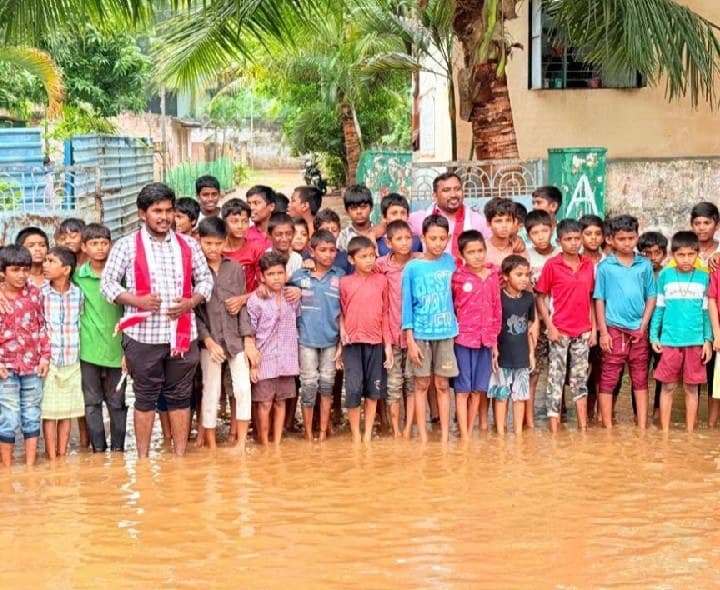 వర్షపు నీటిలో ప్రభుత్వ హాస్టళ్లు.. విద్యార్థుల అవస్థలు - Udayam