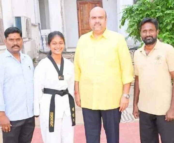 జాతీయ స్దాయి తైక్వాండో క్రీడాకారణిని అభినందించిన ఎమ్మెల్యే - Udayam