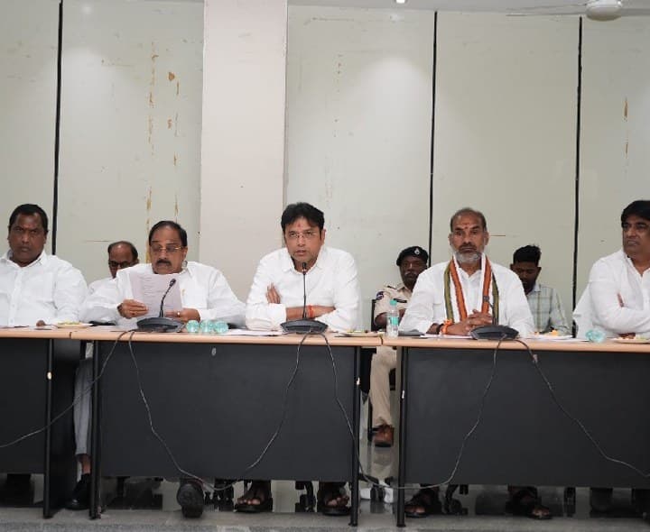 హైదరాబాద్ కలెక్టరేట్లో మంత్రుల సమావేశం - Udayam